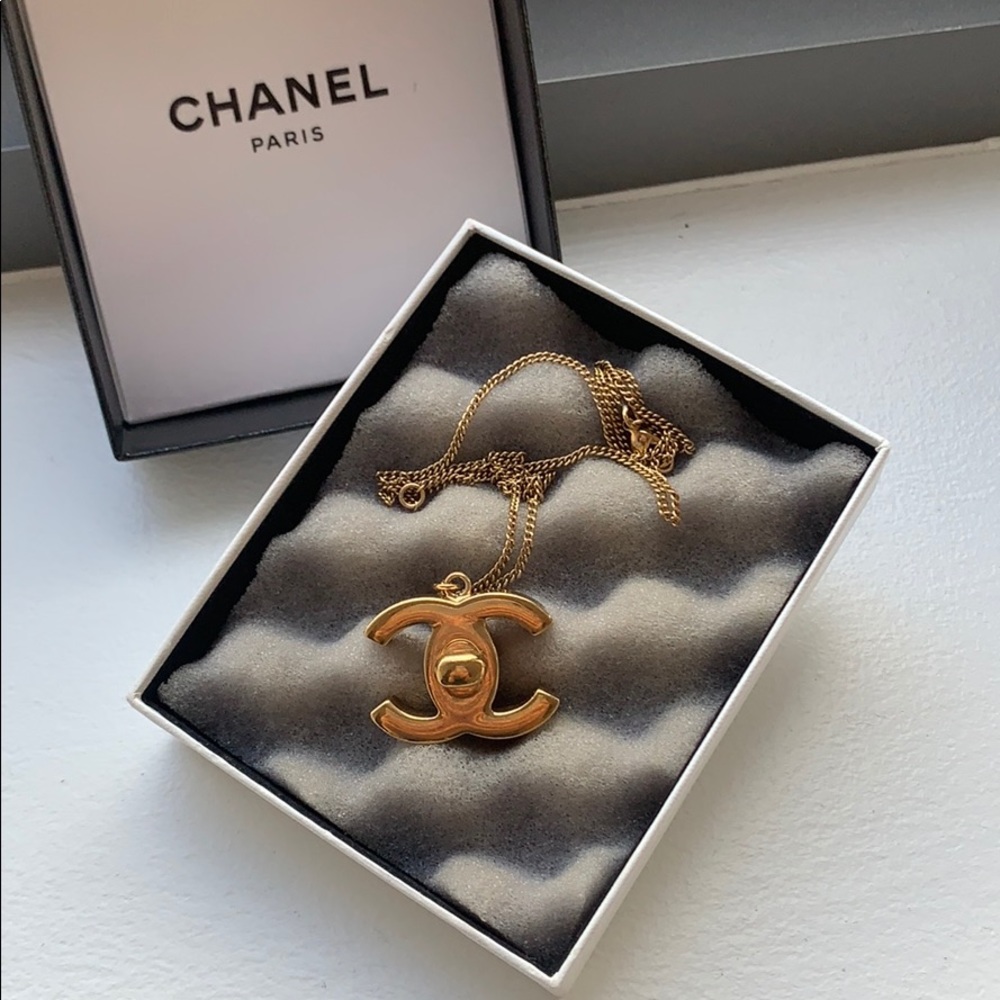 Chanel pre owned gold plated CC logo necklace 2007